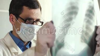 医生看了看肺部的x光片。 冠状病毒的概念。